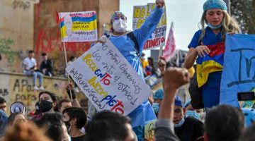PROTES ANTIKERAJAAN: Jururawat turut mengambil bahagian dalam protes terhadap kerajaan Duque di Bogota, kelmarin. — Gambar AFP