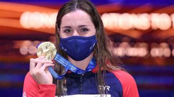 UNGGUL: Kathleen menunjukkan pingat emas yang dimenanginya dalam acara 200 meter kuak lentang pada Kejohanan Renang Eropah di Budapest. — Gambar AFP