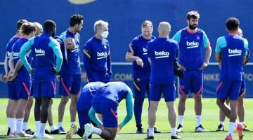 TUNGGU KATA PUTUS: Koeman (tengah) mengendalikan pasukannya semasa sesi latihan di Pusat Latihan Sukan Joan Gamper di Sant Joan Despi. — Gambar AFP