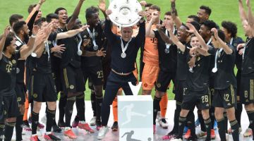 JUARA BERTAHAN: Pasukan Bayern Munich meraikan kejayaan dengan menjulang trofi Bundesliga selepas perlawanan menentang Augsburg di Munich. — Gambar AFP