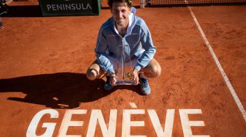 DETIK MANIS: Ruud bergambar dengan trofi Terbuka Geneva yang dimenanginya selepas menundukkan Shapovalov pada final di Geneva. — Gambar AFP