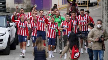 SEJARAH: Pemain Atletico Madrid meraikan kejayaan mereka di luar Stadium Jose Zorilla selepas tamat perlawanan La Liga menentang Real Valladolid. — Gambar AFP