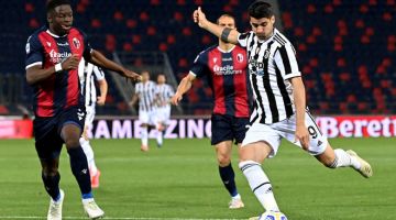 BERGAYA: Morata menjaringkan gol pada perlawanan Serie A Itali di antara Bologna menentang Juventus Turin, di stadium Renato-Dall’Ara di Bologna, kelmarin. — Gambar AFP