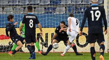 AKSI MENARIK: Sebahagian daripada babak-babak aksi perlawanan persahabatan di antara Itali dan San Marino yang diadakan di Sardegna Arena di Cagliari. — Gambar AFP