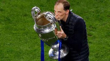 HASILNYA: Tuchel mencium trofi Liga Juara-Juara yang dimenanginya bersama Chelsea. — Gambar AFP