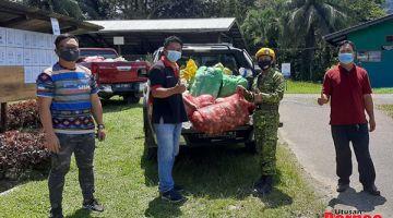 BERSEDIA: Setalie (kiri) bersedia mengagihan sayur-sayuran ke lapan buah kampung