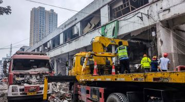 MISI MENYELAMAT: Pekerja menyelamat mencari mangsa letupan saluran paip yang mengorbankan sekurang-kurangnya 12 orang dan mencederakan hampir 140 orang di Shiyan, tengah China, kelmarin. — Gambar AFP