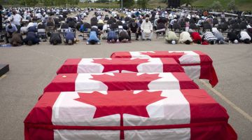 PENGHORMATAN: Gambar fail menunjukkan saudara mara dan penyokong berhimpun pada upacara pengebumian keluarga Afzaal di Pusat Islam Ontario Barat Daya di kota London, wilayah Ontario, Kanada pada Sabtu lepas. — Gambar AFP