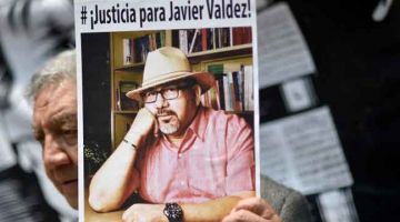 TUNTUT KEADILAN: Gambar fail 16 Mei, 2017 menunjukkan gambar wartawan Mexico Javier Valdez, semasa protes oleh kumpulan wartawan di Kota Mexico. — Gambar AFP