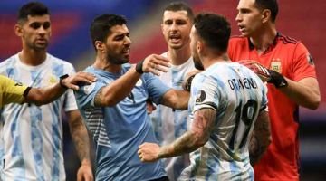 SITUASI TEGANG: Penyerang Uruguay, Suarez bertengkar dengan pemain Argentina, Nicolas Otamendi pada perlawanan fasa peringkat kumpulan Kejohanan Copa Amerika yang berlangsung di Stadium Mane Garrincha di Brasillia. — Gambar AFP