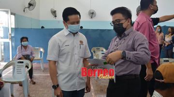 TINJAU: Arthur (kiri) ketika mengadakan tinjauan ke PPV Sook