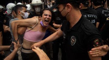 KEJAM: Salah seorang penunjuk perasaan ditahan polis pada perarakan Pride di Istanbul kelmarin.  — Gambar AFP