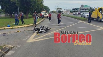 ROSAK : Motosikal mangsa rosak teruk selepas terlibat dalam kemalangan tersebut.