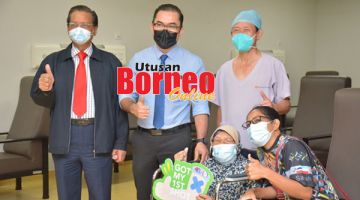 VAKSIN: Faizal (tengah) bergambar dengan salah seorang penerima vaksin bersama Pengarah Perubatan Hospital KPJ Sabah Prof. Datuk Dr. Ajaz Ahmad Nabijan (kiri) dan Timbalan Pengarah Perubatan Hospital KPJ Sabah Dr. Lim Keok Tang (kanan).