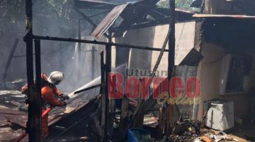 PADAM: Pasukan bomba menjalankan operasi pemadaman di lokasi kejadian.