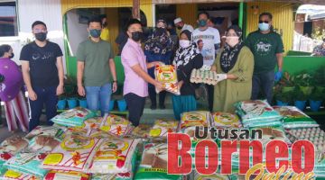 BAKUL MAKANAN: Seramai 250 keluarga di Kampung Air Batu 4 Jalan Apas menerima bantuan bakul makanan daripada pasukan Liew Yun Fah. 