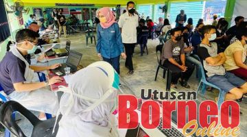 LAWAT: Mizma semasa melawat proses pemberian vaksin di SK Tawaiyari, Lahad Datu. 