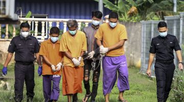 Awalludin (tiga, kiri), Mohd Hafize (dua, kanan) dan Tan (tiga, kanan) antara empat individu yang didakwa di Mahkamah Majistret hari ini atas pertuduhan membunuh seorang lelaki di Taman Tan Yoke Fong, minggu lepas. -Gambar Bernama