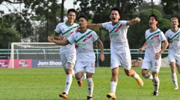 Amir (dua kiri) bersama rakan sepasukannya meraikan gol kemenangan Kuching City. -Gambar ihsan Kuhing City