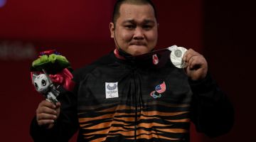 Yee Khie berjaya meraih pingat perak bagi kategori 107 kg pada Kejohanan Sukan Paralimpik Tokyo 2020, hari ini. - Gambar Bernama 