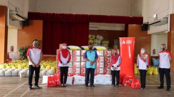 Penyerahan sumbangan misi bantuan Agrobank dan Komuniti disempurnakan oleh Norafiza Ani Abdullah, Ketua Bahagian Jualan dan Perkhidmatan Agrobank Wilayah Utara (dua dari kiri) kepada Jamali Kamal, Penolong Pegawai Kebajikan Masyarakat Daerah Yan (tiga dari kiri)