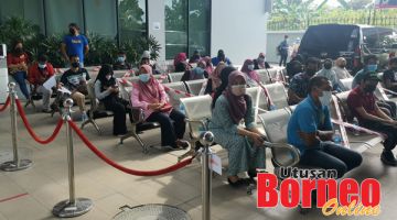 VAKSINASI: Warga Indonesia yang hadir untuk menerima vaksinasi di KRI Tawau. 