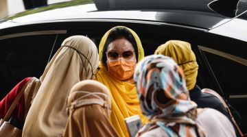 Rosmah hadir di Kompleks Mahkamah Kuala Lumpur semalam bagi memberi keterangan dalam prosiding membela diri terhadap tiga pertuduhan rasuah membabitkan projek hibrid solar bernilai RM1.25 bilion untuk 369 sekolah luar bandar di Sarawak. -Gambar Bernama