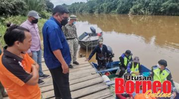 TINJAU: Hassan membuat tinjauan di sekitar kawasan sungai yang dijadikan tempat penduduk melakukan aktiviti seharian.