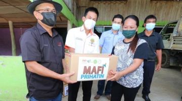 MAFI PRIHATIN: Ronald (kiri) menyampaikan bantuan MAFI Prihatin kepada penerima di Kampung Bauto Telupid.