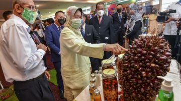 k Zuraida Kamaruddin melawat tapak pameran Lembaga Minyak Sawit Malaysia (MPOB) selepas merasmikan #Keluarga Malaysia : Minggu Agrikomoditi 2021 hari ini. - Gambar Bernama