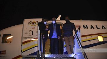 TIBA: Ismail Sabri (tengah) ketika tiba di Lapangan Terbang Sandakan.