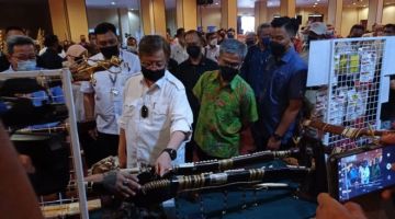 Abang Johari sambil diiringi oleh Dr Annuar melawat gerai pameran sempena Showcase Usahawan Sibu di Dewan Kompleks Islam Sarawak Sibu.