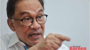 Anwar semasa bercakap dalam sidang media di pejabat PKR Bandar Kuching.-gambar oleh Chimon Upon