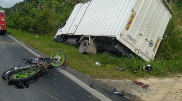 BERTEMBUNG: Keadaan kedua-dua kenderaan yang bertembung di Jalan Apin-Apin Keningau- Tambunan di sini.