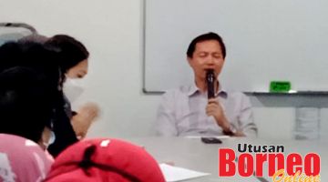 MOTIVASI: Jonathan bersama sebahagian Wanita PDM Karanaan yang hadir.