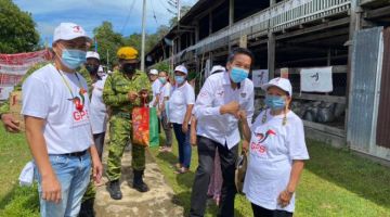 Dennis disambut mesra oleh penduduk semasa walkabout di Long Palai, Baram hari ini.