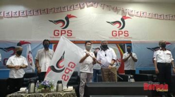 Awang Tengah (empat kiri) menyerahkan bendera GPS kepada parti PDP, kelihatan Paulus (kiri), Dr Abdul Rahman, Sufian dan Asfia.