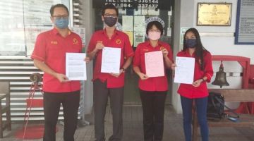 (dari kiri) Ting, Dr Low, Hie Ping dan Intanurazean menunjukkan laporan polis mereka di Balai Polis Pusat Sibu.