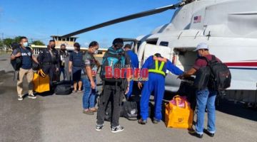 Petugas SPR menyimpan peti undi untuk dihantar ke kawasan pedalaman di Mulu menggunakan helikopter.