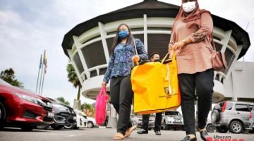 Petugas pilihan raya membawa kotak dan peralatan undi ke pusat pengundian masing-masing dari Dewan Suarah Bau. -Gambar Chimon Upon