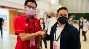 Dr Low (kiri) mengucapkan tahniah kepada Tiang selepas pengisytiharan keputusan pilihan raya DUN Pelawan.