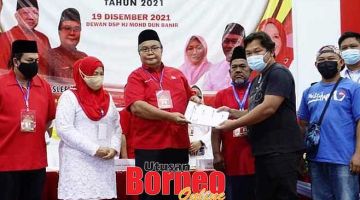TERIMA: Awang Aslee menerima borang permohonan menyertai UMNO daripada Judin Asli bersama 27 orang yang lain.