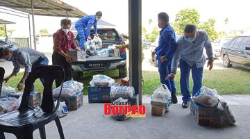 BANTUAN MAKANAN: Bantuan makanan yang disampaikan kepada mangsa yang terjejas akibat kebakaran di KG Suok Batu, Kapayan.