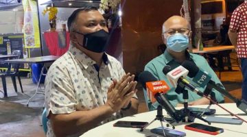 Hamzah (kiri) ditemani Pengerusi MPKS Dato Peter Minos semasa sidang media selepas selepas Majlis Penyerahan Kunci Medan Selera MPKS, di sini malam semalam.