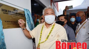 RASMI: Bung ketika menurunkan tandatangan pada plak sebagai simbol perasmian dewan tersebut.