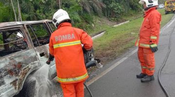 OPERASI: Pasukan bomba berjaya memadam kebakaran kereta tersebut.