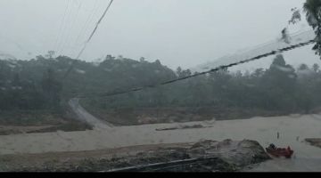 MELIMPAH: Keadaan Sungai Bengkoka yang melimpah disebabkan keadaan hujan berterusan.