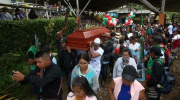  Orang ramai mengusung keranda Cucuname (sisipan), yang ditembak mati ketika rondaan keselamatan luar bandar pada 14 Januari lepas, semasa upacara pengebumiannya di komuniti orang asli Las Delicias di Buenos Aires. — Gambar AFP  