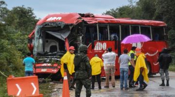 TRAGIK: Keadaan di tempat kejadian kemalangan membabitkan sebuah bas di El Tintal, perbandaran Lazaro Cardenas, negeri Quintana Roo kelmarin. - Gambar AFP