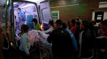 KRITIKAL: Pesakit yang mengambil kokain beracun dipindahkan dari Hospital Bocalandro di Loma Hermosa ke San Bernardino di Hurlingham, Buenos Aires pada Sabtu lepas. — Gambar AFP